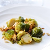 Запеченная брюссельская капуста в коричневом масле с фундуком