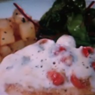 Запеченная куриная грудка под соусом из томатов, базилика и моцареллы