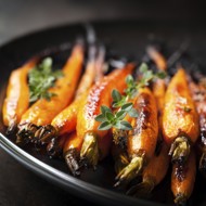 Запеченная молодая морковь с апельсиновым соком и имбирем