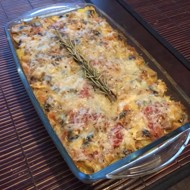 Запеченная полента с грибами, помидорами и моцареллой