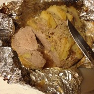 Запеченная свинина, фаршированная яблоками