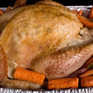 Запеченная в мешке индейка с сельдереем и луком