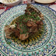 Запеченная баранья нога с чесноком