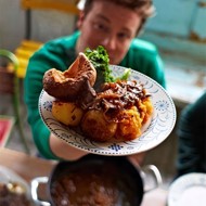 Запеченная говяжья грудинка с овощным пюре и булочками