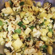 Запеченная картошка и цветная капуста под соусом песто