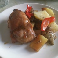 Запеченная курица с овощами в сладко-кислом соусе