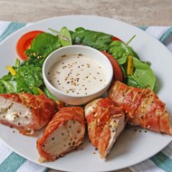 Запеченная куриная грудка в беконе с шпинатом на гарнир