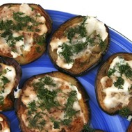 Запеченные баклажаны с чесноком и хлебной крошкой