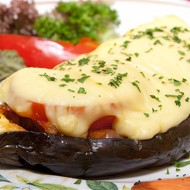 Запеченные баклажаны с помидорами и сыром
