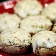 Запеченные грибы фаршированные курицей и сыром