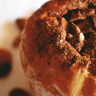 Запеченные яблоки с орехами, изюмом, медом и корицей