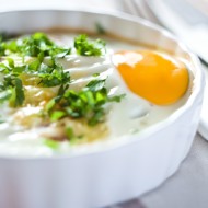 Запеченные яйца с грибами, чеддером и красным перцем