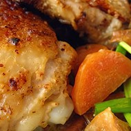 Запеченные куриные бедрышки в кефирном соусе с морковью