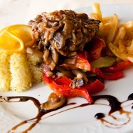 Запеченные лесные грибы с чесноком, ворчестерским соусом и тимьяном