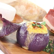 Запеченный чеснок с козьим сыром