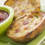 Запеченный фаршированный картофель с брокколи, беконом и сыром