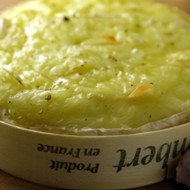 Запеченный камамбер с чесноком