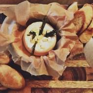 Запеченный камамбер с тимьяном, чесноком и чесночным хлебом