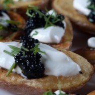 Запеченный картофель со сметаной и икрой