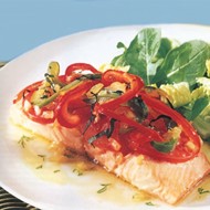 Запеченный лосось под болгарским перцем и помидорами