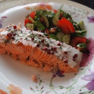 Запеченный лосось с розовым перцем