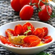 Запеченный сыр бри с вялеными томатами, чесноком и тимьяном