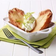 Запеченный золотистый картофель с пряным йогуртовым соусом