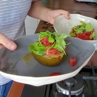 Запеченное авокадо с яйцом пашот и помидорами