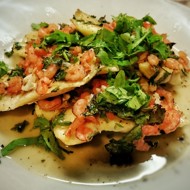 Запеченное филе трески с креветками и чесноком