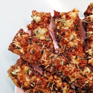 Запеченный бекон с сыром и базиликом