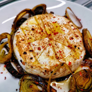 Запеченный камамбер с жареным луком