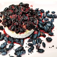 Запеченный камамбер с жимолостью