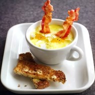 Запеченные яйца с грибами и сыром бри от шефа Джино Д'Акампо