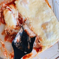 Запеченные яйца с сыром, томатами и базиликом