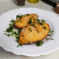 Запеченный батат с сыром и ветчиной