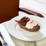 Запеченный батат с яйцом