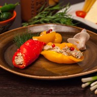 Запеченный болгарский перец с орехами и гранатом