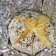 Запеченный камамбер с сельдереем