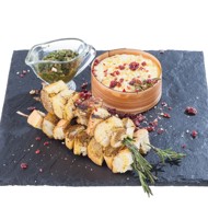 Запеченный камамбер с соусом чатни