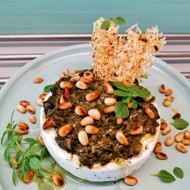 Запеченный камамбер со щавелем и базиликом