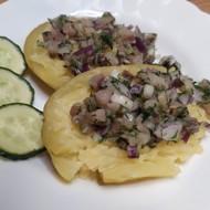 Запеченный картофель с закуской из сельди