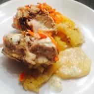 Запеченный кролик в сметане на подушке из картофеля