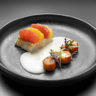 Запеченный палтус с цитрусовыми и соусом из яблок и хрена