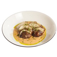 Запеченный топинамбур с луковым соусом