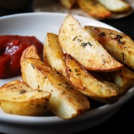 Запеченный золотистый картофель