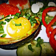 Запечённое в авокадо яйцо с сыром