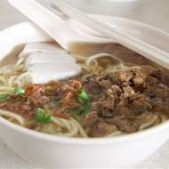 Запечная маринованная свинина с пятью специями, пак-чоем и лапшой рамен