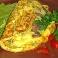 Завернутый в омлет баклажан с тофу