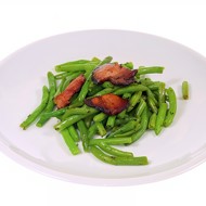 Зеленая фасоль с теплой заправкой и беконом