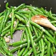 Зеленая фасоль со сливочным маслом и травами